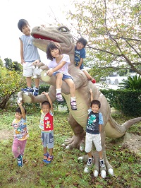 恐竜の像のところで遊んでいる写真