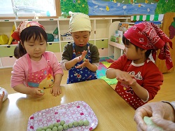 子どもたちがクッキングをしている写真